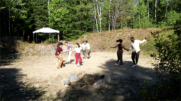 Danseurs dans une clairière en forêt