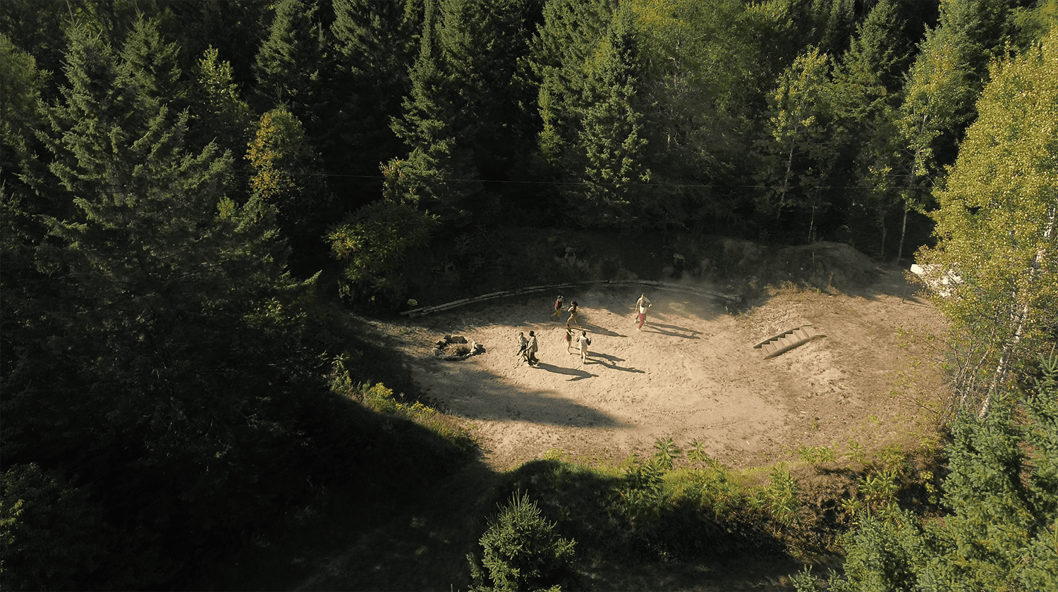 Danseurs dans une clairière en forêt à Nàdàso